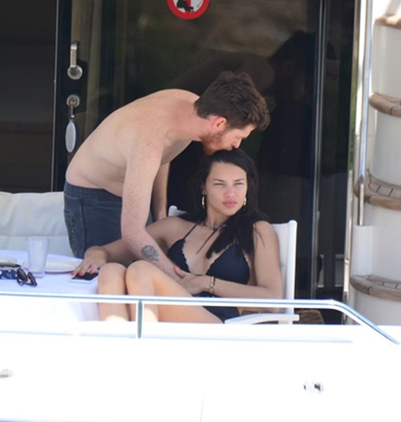 Adriana Lima: &#x39A;&#x3AC;&#x3BD;&#x3B5;&#x3B9; &#x3B4;&#x3B9;&#x3B1;&#x3BA;&#x3BF;&#x3C0;&#x3AD;&#x3C2; &#x3BC;&#x3B5; &#x3C4;&#x3BF;&#x3BD; &#x3BD;&#x3AD;&#x3BF; &#x3B1;&#x3B3;&#x3B1;&#x3C0;&#x3B7;&#x3BC;&#x3AD;&#x3BD;&#x3BF; &#x3C4;&#x3B7;&#x3C2;!