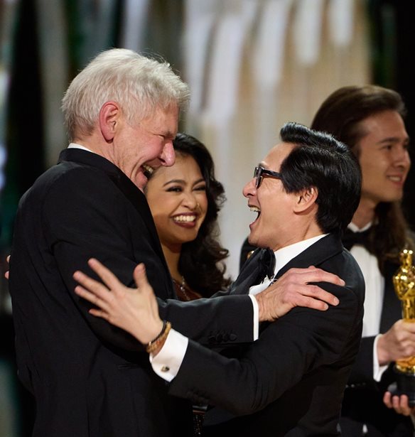 Ke Huy Quan - Harrison Ford | &#x391;&#x3B3;&#x3BA;&#x3B1;&#x3BB;&#x3B9;&#x3AC;&#x3C3;&#x3C4;&#x3B7;&#x3BA;&#x3B1;&#x3BD; &#x3C3;&#x3C4;&#x3B1; Oscars &#x3BC;&#x3B5;&#x3C4;&#x3AC; &#x3B1;&#x3C0;&#x3CC; 38 &#x3C7;&#x3C1;&#x3CC;&#x3BD;&#x3B9;&#x3B1; &#x3BA;&#x3B1;&#x3B9; &#x3B7; &#x3C6;&#x3C9;&#x3C4;&#x3BF;&#x3B3;&#x3C1;&#x3B1;&#x3C6;&#x3AF;&#x3B1; &#x3C4;&#x3BF;&#x3C5;&#x3C2; &#x3AD;&#x3B3;&#x3B9;&#x3BD;&#x3B5; viral