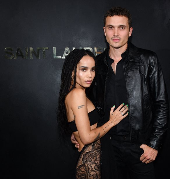 &#x397; Zo&#xEB; Kravitz &#x3B4;&#x3B7;&#x3BC;&#x3BF;&#x3C3;&#x3AF;&#x3B5;&#x3C5;&#x3C3;&#x3B5; &#x3C6;&#x3C9;&#x3C4;&#x3BF;&#x3B3;&#x3C1;&#x3B1;&#x3C6;&#x3AF;&#x3B5;&#x3C2; &#x3B1;&#x3C0;&#x3CC; &#x3C4;&#x3BF;&#x3BD; &#x3B3;&#x3AC;&#x3BC;&#x3BF; &#x3C4;&#x3B7;&#x3C2; &#x3BC;&#x3B5; &#x3C4;&#x3BF;&#x3BD; Karl Glusman