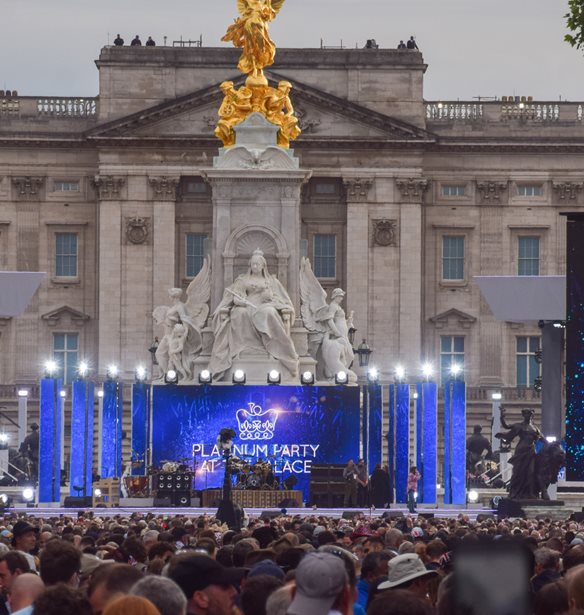 &#x3A3;&#x3C5;&#x3BD;&#x3B1;&#x3C5;&#x3BB;&#x3AF;&#x3B1; &#x3C3;&#x3C4;&#x3BF; Buckingham | &#x39F; &#x3BB;&#x3CC;&#x3B3;&#x3BF;&#x3C2; &#x3C4;&#x3BF;&#x3C5; &#x39A;&#x3B1;&#x3C1;&#x3CC;&#x3BB;&#x3BF;&#x3C5; &#x3B3;&#x3B9;&#x3B1; &#x3C4;&#x3B7; &quot;&#x3BC;&#x3B1;&#x3BC;&#x3AC;&quot; &#x3C4;&#x3BF;&#x3C5;, &#x3C4;&#x3BF; &#x3C4;&#x3C1;&#x3B1;&#x3B3;&#x3BF;&#x3CD;&#x3B4;&#x3B9; &#x3C4;&#x3BF;&#x3C5; &#x3C0;&#x3C1;&#x3AF;&#x3B3;&#x3BA;&#x3B9;&#x3C0;&#x3B1; George &#x3BA;&#x3B1;&#x3B9; &#x3C4;&#x3BF; &#x3C7;&#x3B9;&#x3BF;&#x3C5;&#x3BC;&#x3BF;&#x3C1;&#x3B9;&#x3C3;&#x3C4;&#x3B9;&#x3BA;&#x3CC; &#x3B2;&#x3AF;&#x3BD;&#x3C4;&#x3B5;&#x3BF; &#x3C4;&#x3B7;&#x3C2; &#x3B2;&#x3B1;&#x3C3;&#x3AF;&#x3BB;&#x3B9;&#x3C3;&#x3C3;&#x3B1;&#x3C2;