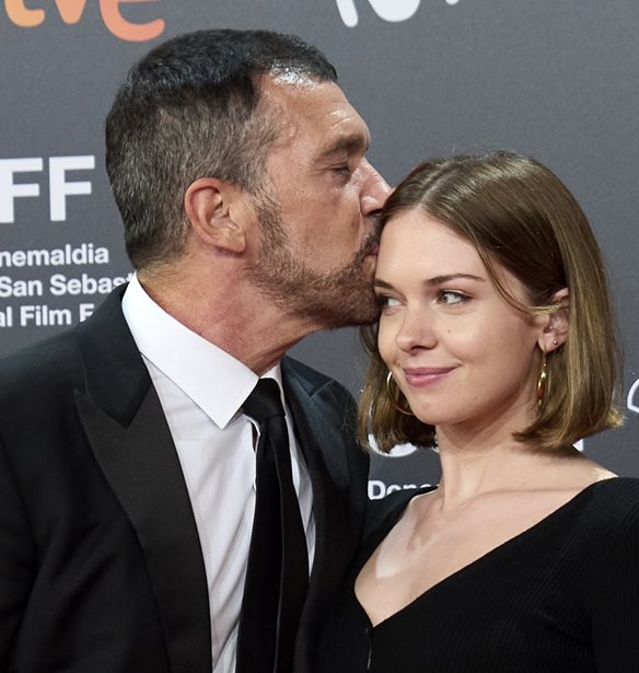&#x39F; Antonio Banderas &#x3BC;&#x3BF;&#x3B9;&#x3C1;&#x3AC;&#x3B6;&#x3B5;&#x3C4;&#x3B1;&#x3B9; &#x3B1;&#x3B4;&#x3B7;&#x3BC;&#x3BF;&#x3C3;&#x3AF;&#x3B5;&#x3C5;&#x3C4;&#x3B5;&#x3C2; &#x3C6;&#x3C9;&#x3C4;&#x3BF;&#x3B3;&#x3C1;&#x3B1;&#x3C6;&#x3AF;&#x3B5;&#x3C2; &#x3BC;&#x3B5; &#x3C4;&#x3B7;&#x3BD; &#x3BA;&#x3CC;&#x3C1;&#x3B7; &#x3C4;&#x3BF;&#x3C5;, Stella, &#x3BC;&#x3B5;&#x3C4;&#x3AC; &#x3C4;&#x3BF;&#x3BD; &#x3B9;&#x3B4;&#x3B9;&#x3C9;&#x3C4;&#x3B9;&#x3BA;&#x3CC; &#x3B3;&#x3AC;&#x3BC;&#x3BF; &#x3C4;&#x3B7;&#x3C2;