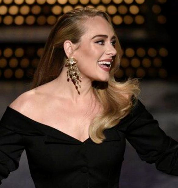 Adele | &#x391;&#x3C1;&#x3BD;&#x3AE;&#x3B8;&#x3B7;&#x3BA;&#x3B5; &#x3BD;&#x3B1; &#x3C4;&#x3C1;&#x3B1;&#x3B3;&#x3BF;&#x3C5;&#x3B4;&#x3AE;&#x3C3;&#x3B5;&#x3B9; &#x3C3;&#x3C4;&#x3B7;&#x3BD; &#x3C4;&#x3B5;&#x3BB;&#x3B5;&#x3C4;&#x3AE; &#x3C3;&#x3C4;&#x3AD;&#x3C8;&#x3B7;&#x3C2; &#x3C4;&#x3BF;&#x3C5; &#x3B2;&#x3B1;&#x3C3;&#x3B9;&#x3BB;&#x3B9;&#x3AC; &#x39A;&#x3B1;&#x3C1;&#x3CC;&#x3BB;&#x3BF;&#x3C5;