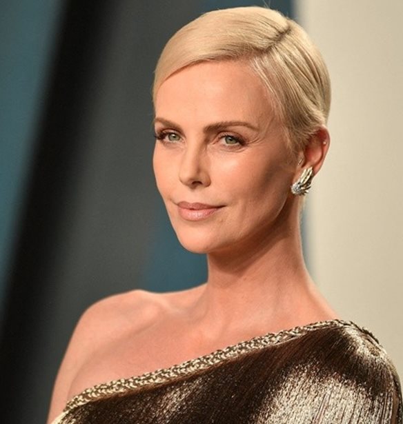 &#x397; 46&#x3C7;&#x3C1;&#x3BF;&#x3BD;&#x3B7; Charlize Theron &#x3B5;&#x3BD;&#x3C4;&#x3C5;&#x3C0;&#x3C9;&#x3C3;&#x3B9;&#x3AC;&#x3B6;&#x3B5;&#x3B9; &#x3BC;&#x3B5; &#x3C4;&#x3BF; &#x3BC;&#x3B1;&#x3CD;&#x3C1;&#x3BF; &#x3C4;&#x3B7;&#x3C2; &#x3BC;&#x3C0;&#x3B9;&#x3BA;&#x3AF;&#x3BD;&#x3B9; &#x3B5;&#x3BD;&#x3CE; &#x3B1;&#x3C0;&#x3BF;&#x3BB;&#x3B1;&#x3BC;&#x3B2;&#x3AC;&#x3BD;&#x3B5;&#x3B9; &#x3C0;&#x3B1;&#x3B9;&#x3C7;&#x3BD;&#x3AF;&#x3B4;&#x3B9;&#x3B1; &#x3C3;&#x3C4;&#x3B7; &#x3B8;&#x3AC;&#x3BB;&#x3B1;&#x3C3;&#x3C3;&#x3B1; &#x3BC;&#x3B5; &#x3C4;&#x3B9;&#x3C2; &#x3BA;&#x3CC;&#x3C1;&#x3B5;&#x3C2; &#x3C4;&#x3B7;&#x3C2;