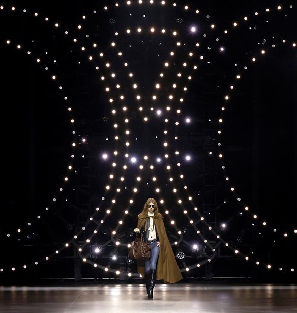 C&#xE9;line Vipiana | &#x397; &#x3B3;&#x3C5;&#x3BD;&#x3B1;&#x3AF;&#x3BA;&#x3B1; &#x3C0;&#x3BF;&#x3C5; &#x3AF;&#x3B4;&#x3C1;&#x3C5;&#x3C3;&#x3B5; &#x3C4;&#x3BF;&#x3BD; &#x3BF;&#x3AF;&#x3BA;&#x3BF;-&#x3C3;&#x3C5;&#x3BD;&#x3CE;&#x3BD;&#x3C5;&#x3BC;&#x3BF; &#x3C4;&#x3B7;&#x3C2; &#x3C0;&#x3B1;&#x3C1;&#x3B9;&#x3B6;&#x3B9;&#x3AC;&#x3BD;&#x3B9;&#x3BA;&#x3B7;&#x3C2; &#x3BA;&#x3BF;&#x3BC;&#x3C8;&#x3CC;&#x3C4;&#x3B7;&#x3C4;&#x3B1;&#x3C2;