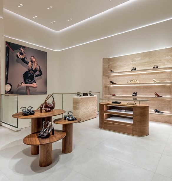 &#x39F; &#x3BF;&#x3AF;&#x3BA;&#x3BF;&#x3C2; Jimmy Choo &#x3B5;&#x3B3;&#x3BA;&#x3B1;&#x3B9;&#x3BD;&#x3B9;&#x3AC;&#x3B6;&#x3B5;&#x3B9; &#x3C4;&#x3B7;&#x3BD; &#x3C0;&#x3C1;&#x3CE;&#x3C4;&#x3B7; &#x3C4;&#x3BF;&#x3C5; &#x3BC;&#x3C0;&#x3BF;&#x3C5;&#x3C4;&#x3AF;&#x3BA; &#x3C3;&#x3C4;&#x3B7;&#x3BD; &#x391;&#x3B8;&#x3AE;&#x3BD;&#x3B1;