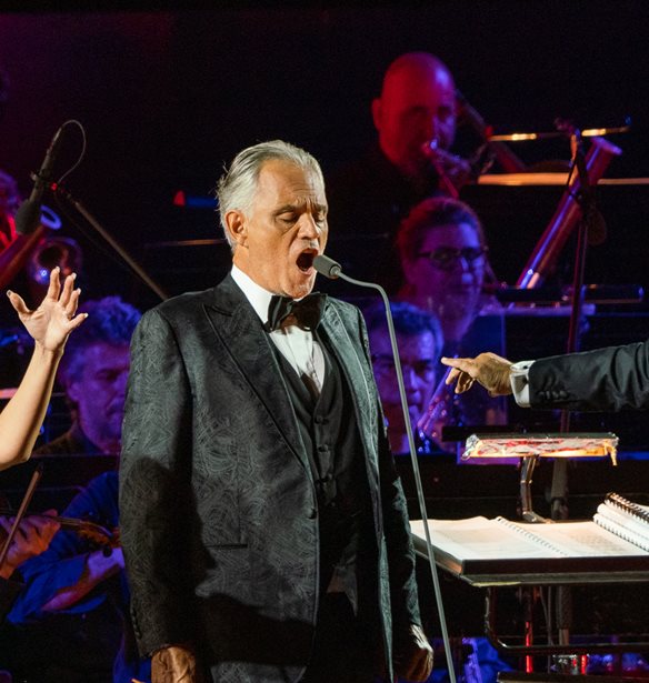 Sani Festival | &#x39F; Andrea Bocelli &#x3C5;&#x3C0;&#x3AD;&#x3B3;&#x3C1;&#x3B1;&#x3C8;&#x3B5; &#x3C4;&#x3BF;&#x3BD; &#x3B5;&#x3BD;&#x3C4;&#x3C5;&#x3C0;&#x3C9;&#x3C3;&#x3B9;&#x3B1;&#x3BA;&#x3CC; &quot;&#x3B5;&#x3C0;&#x3AF;&#x3BB;&#x3BF;&#x3B3;&#x3BF;&quot; &#x3C4;&#x3BF;&#x3C5; &#x3C6;&#x3B5;&#x3C3;&#x3C4;&#x3B9;&#x3B2;&#x3AC;&#x3BB; &#x3BC;&#x3B5; &#x3C4;&#x3B7; &#x3BC;&#x3B1;&#x3B3;&#x3B9;&#x3BA;&#x3AE; &#x3C6;&#x3C9;&#x3BD;&#x3AE; &#x3C4;&#x3BF;&#x3C5;