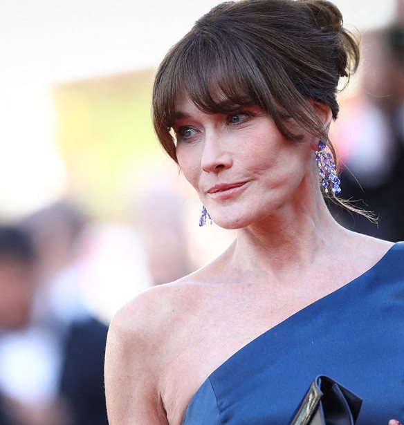 &#x397; Carla Bruni &#x3B1;&#x3C0;&#x3BF;&#x3BB;&#x3B1;&#x3BC;&#x3B2;&#x3AC;&#x3BD;&#x3B5;&#x3B9; &#x3C4;&#x3B1; &#x3BA;&#x3B1;&#x3C4;&#x3B1;&#x3B3;&#x3AC;&#x3BB;&#x3B1;&#x3BD;&#x3B1; &#x3BD;&#x3B5;&#x3C1;&#x3AC; &#x3C4;&#x3B7;&#x3C2; &#x395;&#x3BB;&#x3BB;&#x3AC;&#x3B4;&#x3B1;&#x3C2; &#x3C3;&#x3C4;&#x3B9;&#x3C2; &#x3BA;&#x3B1;&#x3BB;&#x3BF;&#x3BA;&#x3B1;&#x3C1;&#x3B9;&#x3BD;&#x3AD;&#x3C2; &#x3C4;&#x3B7;&#x3C2; &#x3B4;&#x3B9;&#x3B1;&#x3BA;&#x3BF;&#x3C0;&#x3AD;&#x3C2;