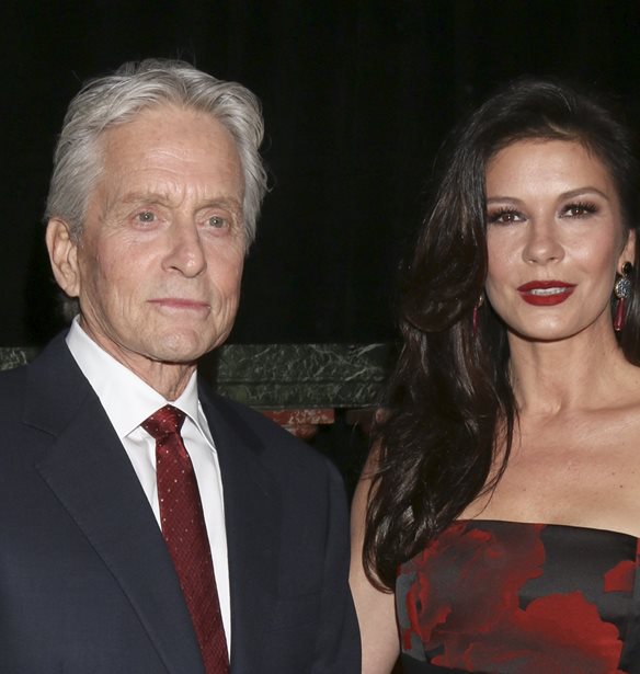 &#x397; &quot;&#x3C4;&#x3B9;&#x3BC;&#x3C9;&#x3C1;&#x3AF;&#x3B1;&quot; &#x3C0;&#x3BF;&#x3C5; &#x3B5;&#x3C0;&#x3B9;&#x3B2;&#x3AC;&#x3BB;&#x3BB;&#x3B5;&#x3B9; &#x3B7; Catherine Zeta-Jones &#x3C3;&#x3C4;&#x3BF;&#x3BD; Michael Douglas &#x3CC;&#x3C4;&#x3B1;&#x3BD; &#x3B5;&#x3BA;&#x3B5;&#x3AF;&#x3BD;&#x3BF;&#x3C2; &#x3C7;&#x3AC;&#x3BD;&#x3B5;&#x3B9; &#x3C3;&#x3C4;&#x3BF; &#x3B3;&#x3BA;&#x3BF;&#x3BB;&#x3C6;