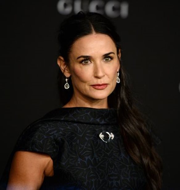 Blast from the past: &#x38C;&#x3C4;&#x3B1;&#x3BD; &#x3B7; Demi Moore &#x3C0;&#x3CC;&#x3B6;&#x3B1;&#x3C1;&#x3B5; &#x3C3;&#x3C4;&#x3B7;&#x3BD; &#x3B1;&#x3B3;&#x3BA;&#x3B1;&#x3BB;&#x3B9;&#x3AC; &#x3C4;&#x3BF;&#x3C5; &#x386;&#x3B3;&#x3B9;&#x3BF;&#x3C5; &#x392;&#x3B1;&#x3C3;&#x3AF;&#x3BB;&#x3B7; &#x3C4;&#x3BF; 1993