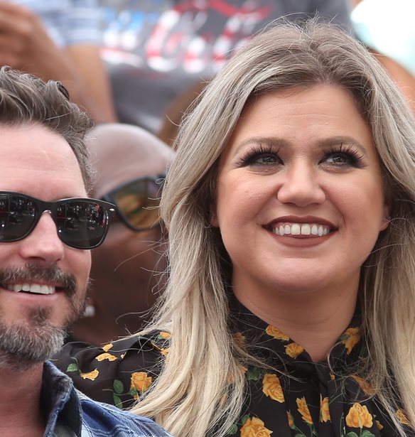 &#x397; Kelly Clarkson &#x3AC;&#x3BB;&#x3BB;&#x3B1;&#x3BE;&#x3B5; &#x3C4;&#x3BF;&#x3C5;&#x3C2; &#x3C3;&#x3C4;&#x3AF;&#x3C7;&#x3BF;&#x3C5;&#x3C2; &#x3B5;&#x3BD;&#x3CC;&#x3C2; &#x3C4;&#x3C1;&#x3B1;&#x3B3;&#x3BF;&#x3C5;&#x3B4;&#x3B9;&#x3BF;&#x3CD; &#x3B3;&#x3B9;&#x3B1; &#x3BD;&#x3B1; &quot;&#x3B5;&#x3C0;&#x3B9;&#x3C4;&#x3B5;&#x3B8;&#x3B5;&#x3AF;&quot; &#x3C3;&#x3C4;&#x3BF;&#x3BD; &#x3C0;&#x3C1;&#x3CE;&#x3B7;&#x3BD; &#x3C3;&#x3CD;&#x3B6;&#x3C5;&#x3B3;&#x3CC; &#x3C4;&#x3B7;&#x3C2;