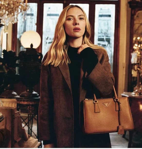 &#x397; Scarlett Johansson &#x3C0;&#x3C1;&#x3C9;&#x3C4;&#x3B1;&#x3B3;&#x3C9;&#x3BD;&#x3B9;&#x3C3;&#x3C4;&#x3B5;&#x3AF; &#x3C3;&#x3C4;&#x3B7; &#x3BD;&#x3AD;&#x3B1; &#x3BA;&#x3B1;&#x3BC;&#x3C0;&#x3AC;&#x3BD;&#x3B9;&#x3B1; Prada &#x3C0;&#x3BF;&#x3C5; &#x3C3;&#x3BA;&#x3B7;&#x3BD;&#x3BF;&#x3B8;&#x3B5;&#x3C4;&#x3B5;&#x3AF; &#x3BF; &#x393;&#x3B9;&#x3CE;&#x3C1;&#x3B3;&#x3BF;&#x3C2; &#x39B;&#x3AC;&#x3BD;&#x3B8;&#x3B9;&#x3BC;&#x3BF;&#x3C2;