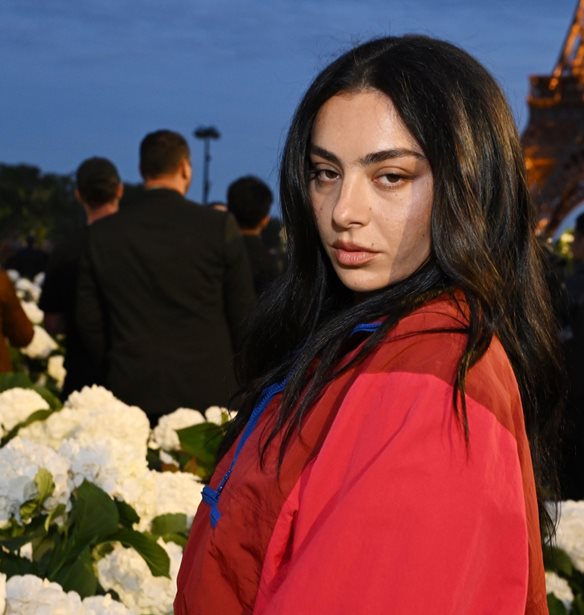&#x391;&#x3C0;&#x3BF;&#x3BA;&#x3BB;&#x3B5;&#x3B9;&#x3C3;&#x3C4;&#x3B9;&#x3BA;&#x3CC; | &#x397; &#x3C4;&#x3B1;&#x3B9;&#x3BD;&#x3AF;&#x3B1; &#x3BD;&#x3C4;&#x3B5;&#x3BC;&#x3C0;&#x3BF;&#x3CD;&#x3C4;&#x3BF; &#x3C4;&#x3B7;&#x3C2; Charli XCX &#x3C3;&#x3C4;&#x3B7; &#x3BC;&#x3B5;&#x3B3;&#x3AC;&#x3BB;&#x3B7; &#x3BF;&#x3B8;&#x3CC;&#x3BD;&#x3B7; &#x3BA;&#x3AC;&#x3BD;&#x3B5;&#x3B9; &#x3C0;&#x3C1;&#x3B5;&#x3BC;&#x3B9;&#x3AD;&#x3C1;&#x3B1; &#x3C3;&#x3C4;&#x3B7;&#x3BD; &#x395;&#x3BB;&#x3BB;&#x3AC;&#x3B4;&#x3B1;
