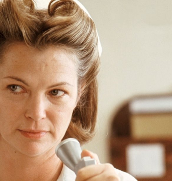 Louise Fletcher | &#x388;&#x3C6;&#x3C5;&#x3B3;&#x3B5; &#x3B1;&#x3C0;&#x3CC; &#x3C4;&#x3B7; &#x3B6;&#x3C9;&#x3AE; &#x3B7; &#x3C0;&#x3B9;&#x3BF; &#x3B4;&#x3B9;&#x3AC;&#x3C3;&#x3B7;&#x3BC;&#x3B7; &quot;&#x3BA;&#x3B1;&#x3BA;&#x3B9;&#x3AC;&quot; &#x3C4;&#x3BF;&#x3C5; Hollywood