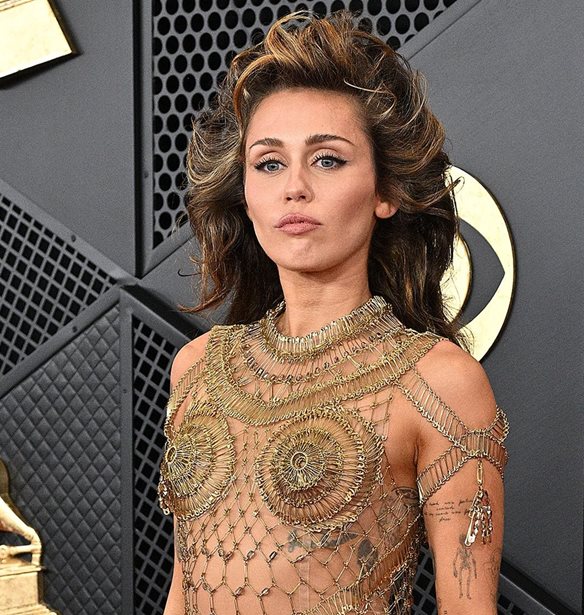 Miley Cyrus: &#x388;&#x3C4;&#x3C3;&#x3B9; &#x3C6;&#x3C4;&#x3B9;&#x3AC;&#x3C7;&#x3C4;&#x3B7;&#x3BA;&#x3B5; &#x3C4;&#x3BF; custom Maison Margiela &#x3C6;&#x3CC;&#x3C1;&#x3B5;&#x3BC;&#x3AC; &#x3C4;&#x3B7;&#x3C2;