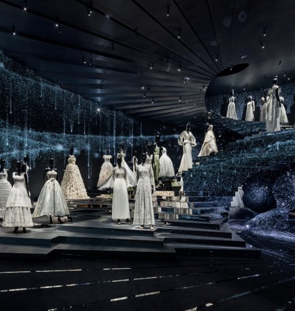 Christian Dior: Designer of Dreams | &#x397; &#x3AD;&#x3BA;&#x3B8;&#x3B5;&#x3C3;&#x3B7; &#x3B3;&#x3B9;&#x3B1; &#x3C4;&#x3B7;&#x3BD; &#x3B9;&#x3C3;&#x3C4;&#x3BF;&#x3C1;&#x3AF;&#x3B1; &#x3C4;&#x3BF;&#x3C5; &#x3B3;&#x3B1;&#x3BB;&#x3BB;&#x3B9;&#x3BA;&#x3BF;&#x3CD; &#x3BF;&#x3AF;&#x3BA;&#x3BF;&#x3C5; &#x3C4;&#x3B1;&#x3BE;&#x3B9;&#x3B4;&#x3B5;&#x3CD;&#x3B5;&#x3B9; &#x3C3;&#x3C4;&#x3B7; &#x3A3;&#x3B5;&#x3BF;&#x3CD;&#x3BB;