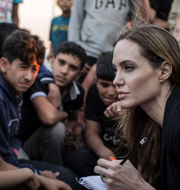 &#x397; Angelina Jolie &#x3B1;&#x3C0;&#x3BF;&#x3C5;&#x3C3;&#x3AF;&#x3B1;&#x3B6;&#x3B5; &#x3B1;&#x3C0;&#x3CC; &#x3C4;&#x3B1; &#x38C;&#x3C3;&#x3BA;&#x3B1;&#x3C1; &#x3B3;&#x3B9;&#x3B1;&#x3C4;&#x3AF; &#x3C0;&#x3C1;&#x3BF;&#x3C4;&#x3AF;&#x3BC;&#x3B7;&#x3C3;&#x3B5; &#x3BD;&#x3B1; &#x3B2;&#x3C1;&#x3B5;&#x3B8;&#x3B5;&#x3AF; &#x3BA;&#x3BF;&#x3BD;&#x3C4;&#x3AC; &#x3C3;&#x3B5; &#x3C0;&#x3B1;&#x3B9;&#x3B4;&#x3B9;&#x3AC; &#x3C0;&#x3C1;&#x3BF;&#x3C3;&#x3C6;&#x3CD;&#x3B3;&#x3C9;&#x3BD; &#x3B1;&#x3C0;&#x3CC; &#x3C4;&#x3B7;&#x3BD; &#x39F;&#x3C5;&#x3BA;&#x3C1;&#x3B1;&#x3BD;&#x3AF;&#x3B1;