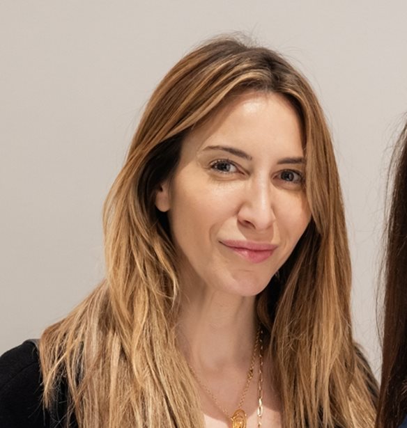 Κάθριν Εμπειρίκου | Σε εγκαίνια εικαστικής έκθεσης με την κόρη του Αλέκου Φασιανού