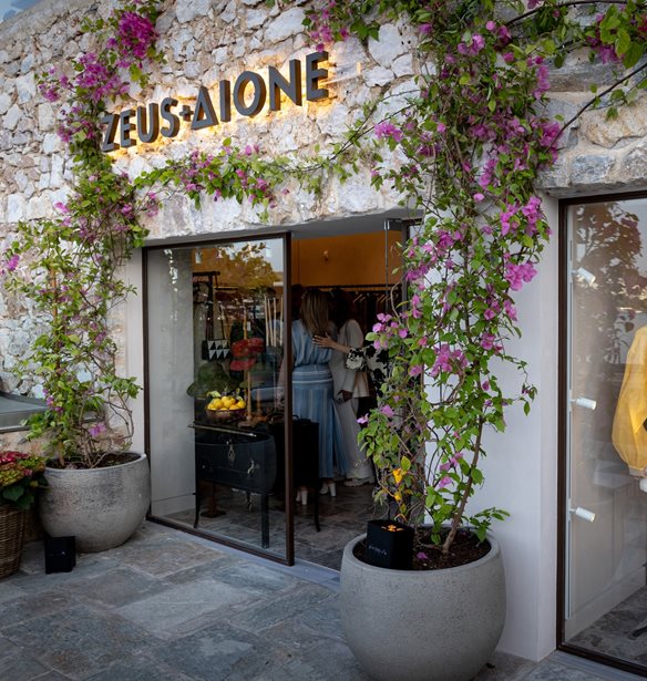 &#x397; Zeus&#x2B;&#x394;ione &#x3AC;&#x3BD;&#x3BF;&#x3B9;&#x3BE;&#x3B5; &#x3C4;&#x3B7; &#x3BD;&#x3AD;&#x3B1; &#x3C4;&#x3B7;&#x3C2; boutique &#x3C3;&#x3C4;&#x3B7;&#x3BD; Astir Marina