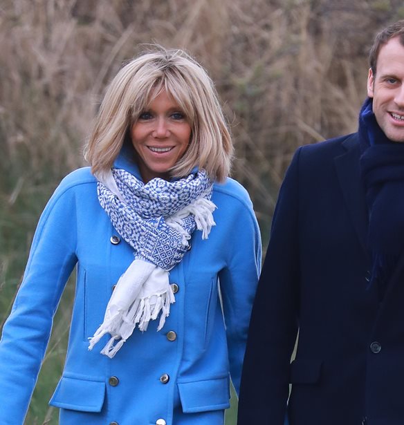 &#x397; Brigitte Macron &#x3BA;&#x3B1;&#x3B8;&#x3B9;&#x3C3;&#x3BC;&#x3AD;&#x3BD;&#x3B7; &#x3C3;&#x3C4;&#x3B1; &#x3C0;&#x3CC;&#x3B4;&#x3B9;&#x3B1; &#x3C4;&#x3BF;&#x3C5; &#x3C3;&#x3C5;&#x3B6;&#x3CD;&#x3B3;&#x3BF;&#x3C5; &#x3C4;&#x3B7;&#x3C2;, Emmanuel, &#x3C3;&#x3C4;&#x3BF; &#x3C0;&#x3B1;&#x3C1;&#x3B1;&#x3C3;&#x3BA;&#x3AE;&#x3BD;&#x3B9;&#x3BF; &#x3C4;&#x3B7;&#x3C2; &#x3C0;&#x3C1;&#x3BF;&#x3B5;&#x3BA;&#x3BB;&#x3BF;&#x3B3;&#x3B9;&#x3BA;&#x3AE;&#x3C2; &#x3B5;&#x3BA;&#x3C3;&#x3C4;&#x3C1;&#x3B1;&#x3C4;&#x3B5;&#x3AF;&#x3B1;&#x3C2; &#x3C4;&#x3BF;&#x3C5;