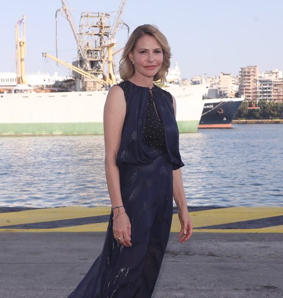 Η Τζένη Μπαλατσινού με τον χρωματικό συνδυασμό που αποπνέει διαχρονικότητα