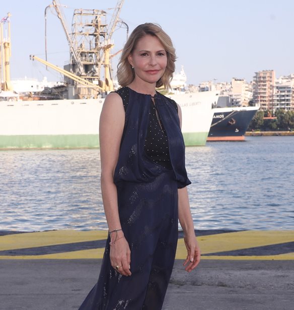 Η Τζένη Μπαλατσινού με καφέ σατέν κοστούμι και μπορντό γόβες στη δεξίωση της Kimberly Guilfoyle