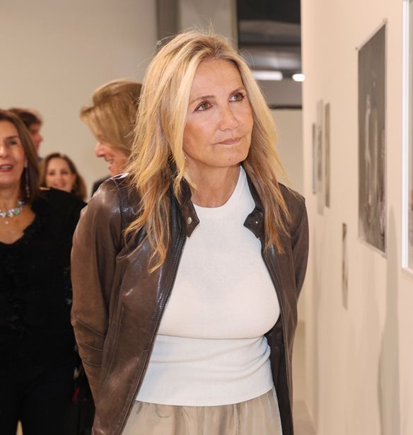 Μαρέβα Μητσοτάκη | Η casual εμφάνιση με μαύρο παλτό και δερμάτινα μποτάκια