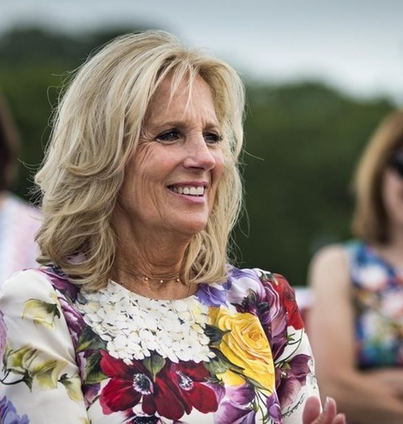 Jill Biden | &#x3A4;&#x3BF; &#x3C3;&#x3C4;&#x3B9;&#x3BB; &#x3C4;&#x3B7;&#x3C2; &#x3A0;&#x3C1;&#x3CE;&#x3C4;&#x3B7;&#x3C2; &#x39A;&#x3C5;&#x3C1;&#x3AF;&#x3B1;&#x3C2; &#x3C4;&#x3C9;&#x3BD; &#x397;&#x3A0;&#x391;
