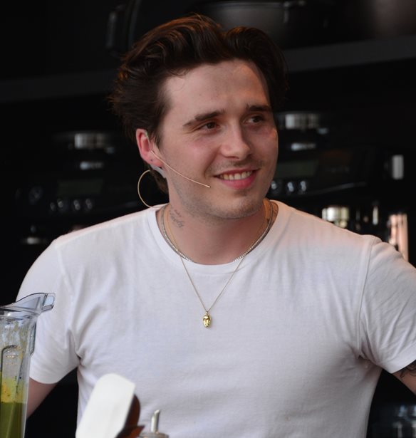 Brooklyn Beckham | &#x3A6;&#x3C4;&#x3B9;&#x3AC;&#x3C7;&#x3BD;&#x3B5;&#x3B9; &#x3BA;&#x3BF;&#x3BA;&#x3C4;&#x3AD;&#x3B9;&#x3BB; &#x3C3;&#x3B5; &#x3AD;&#x3BD;&#x3B1; &#x3BD;&#x3AD;&#x3BF; &#x3B2;&#x3AF;&#x3BD;&#x3C4;&#x3B5;&#x3BF; &#x3BA;&#x3B1;&#x3B9; &#x3B4;&#x3AD;&#x3C7;&#x3B5;&#x3C4;&#x3B1;&#x3B9; (&#x3BE;&#x3B1;&#x3BD;&#x3AC;) &#x3C4;&#x3B1; &#x3C0;&#x3B9;&#x3BF; &#x3C3;&#x3BA;&#x3BB;&#x3B7;&#x3C1;&#x3AC; &#x3C3;&#x3C7;&#x3CC;&#x3BB;&#x3B9;&#x3B1; &#x3C3;&#x3C4;&#x3BF; Twitter