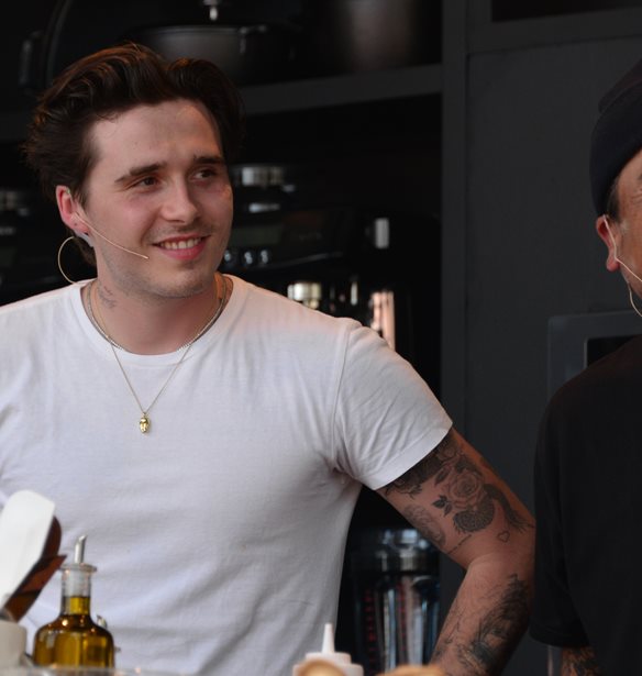 &#x3A6;&#x3B5;&#x3BB;&#x3BB;&#x3CC;&#x3C2; &#x3B1;&#x3C0;&#x3CC; &#x3BA;&#x3C1;&#x3B1;&#x3C3;&#x3AF; &#x3C3;&#x3C4;&#x3B7;&#x3BD; &#x3BA;&#x3B1;&#x3C4;&#x3C3;&#x3B1;&#x3C1;&#x3CC;&#x3BB;&#x3B1;; &#x39F; Brooklyn Beckham &#x3B4;&#x3B9;&#x3C7;&#x3AC;&#x3B6;&#x3B5;&#x3B9; &#x3BE;&#x3B1;&#x3BD;&#x3AC; &#x3C4;&#x3BF; Instagram &#x3BC;&#x3B5; &#x3C4;&#x3B7; &#x3BC;&#x3B1;&#x3B3;&#x3B5;&#x3B9;&#x3C1;&#x3B9;&#x3BA;&#x3AE; &#x3C4;&#x3BF;&#x3C5;