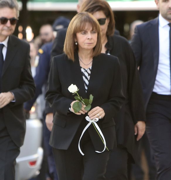Το "τελευταίο αντίο" στον Διονύση Σαββόπουλο στην Μητρόπολη Αθηνών
