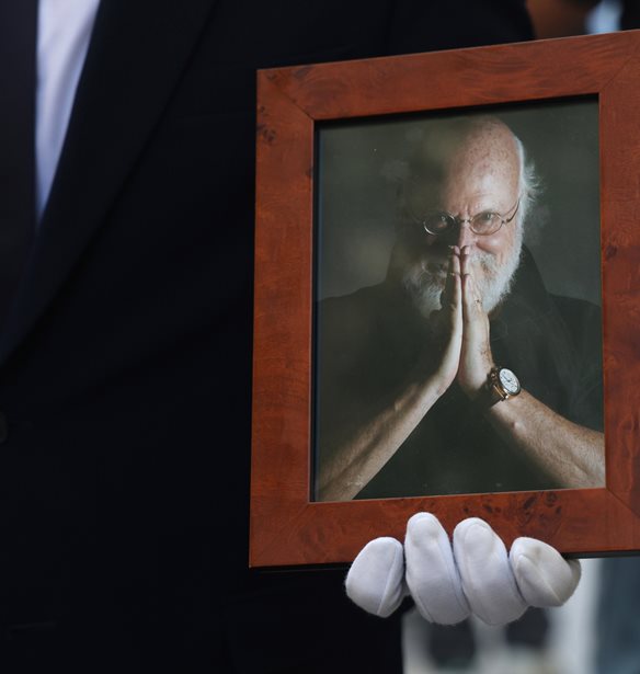 "Θα στην προσέχουμε την Άσπα" | Οι συγκινητικοί επικήδειοι στην εξόδιο ακολουθία του Διονύση Σαββόπουλου