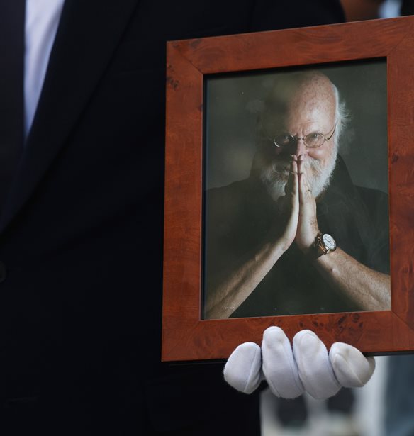 "Θα στην προσέχουμε την Άσπα" | Οι συγκινητικοί επικήδειοι στην εξόδιο ακολουθία του Διονύση Σαββόπουλου