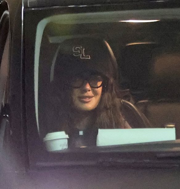 &#x3A3;&#x3C4;&#x3BF; &#x3B1;&#x3B5;&#x3C1;&#x3BF;&#x3B4;&#x3C1;&#x3CC;&#x3BC;&#x3B9;&#x3BF; &quot;&#x395;&#x3BB;. &#x392;&#x3B5;&#x3BD;&#x3B9;&#x3B6;&#x3AD;&#x3BB;&#x3BF;&#x3C2;&quot; &#x3B7; Salma Hayek | &#x397; low profile &#x3AC;&#x3C6;&#x3B9;&#x3BE;&#x3B7; &#x3C3;&#x3C4;&#x3B7;&#x3BD; &#x391;&#x3B8;&#x3AE;&#x3BD;&#x3B1;