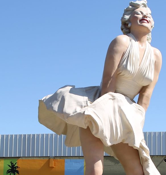 Marilyn Monroe | To &#x3B4;&#x3B9;&#x3AC;&#x3C3;&#x3B7;&#x3BC;&#x3BF; &#x3B3;&#x3BB;&#x3C5;&#x3C0;&#x3C4;&#x3CC; &quot;Forever Marilyn&quot; &#x3C0;&#x3BF;&#x3C5; &#x3C0;&#x3C1;&#x3BF;&#x3BA;&#x3AC;&#x3BB;&#x3B5;&#x3C3;&#x3B5; &#x3B1;&#x3BD;&#x3C4;&#x3B9;&#x3B4;&#x3C1;&#x3AC;&#x3C3;&#x3B5;&#x3B9;&#x3C2;