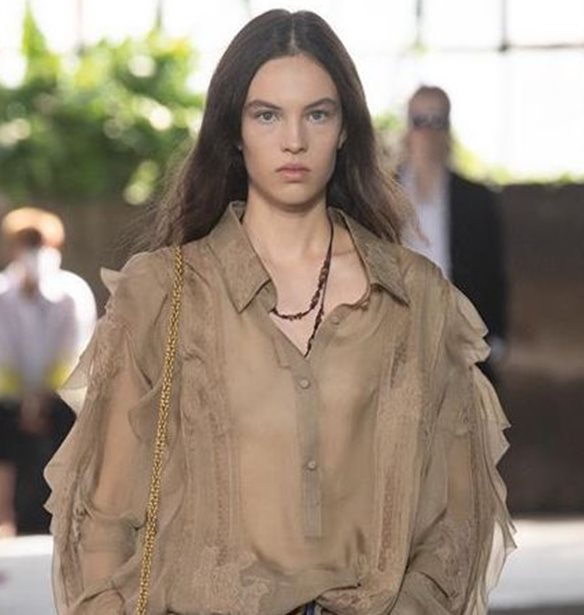 &#x39F; Valentino &#x3B5;&#x3C0;&#x3B1;&#x3BD;&#x3B1;&#x3C6;&#x3AD;&#x3C1;&#x3B5;&#x3B9; &#x3AD;&#x3BD;&#x3B1; &#x3BA;&#x3BB;&#x3B1;&#x3C3;&#x3B9;&#x3BA;&#x3CC; &#x3BC;&#x3BF;&#x3BD;&#x3C4;&#x3AD;&#x3BB;&#x3BF; &#x3C4;&#x3B7;&#x3C2; Levi&#x27;s