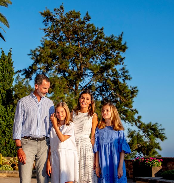 Royal Portraits: &#x397; &#x3B2;&#x3B1;&#x3C3;&#x3B9;&#x3BB;&#x3B9;&#x3BA;&#x3AE; &#x3BF;&#x3B9;&#x3BA;&#x3BF;&#x3B3;&#x3AD;&#x3BD;&#x3B5;&#x3B9;&#x3B1; &#x3C4;&#x3B7;&#x3C2; &#x399;&#x3C3;&#x3C0;&#x3B1;&#x3BD;&#x3AF;&#x3B1;&#x3C2; &#x3BA;&#x3AC;&#x3BD;&#x3B5;&#x3B9; &#x3B4;&#x3B9;&#x3B1;&#x3BA;&#x3BF;&#x3C0;&#x3AD;&#x3C2; &#x3C3;&#x3C4;&#x3B7; &#x39C;&#x3B1;&#x3B3;&#x3B9;&#x3CC;&#x3C1;&#x3BA;&#x3B1;