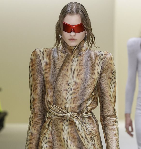 Balenciaga | &#x39F; Demna &#x3BC;&#x3CC;&#x3BB;&#x3B9;&#x3C2; &#x3C0;&#x3AE;&#x3B3;&#x3B5; &#x3C4;&#x3B9;&#x3C2; &#x3C0;&#x3C1;&#x3BF;&#x3C3;&#x3BA;&#x3BB;&#x3AE;&#x3C3;&#x3B5;&#x3B9;&#x3C2; fashion show &#x3C3;&#x3B5; &#x3AC;&#x3BB;&#x3BB;&#x3BF; &#x3B5;&#x3C0;&#x3AF;&#x3C0;&#x3B5;&#x3B4;&#x3BF;