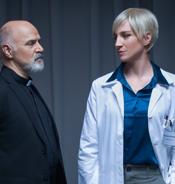 The Doctor | &#x3A4;&#x3BF; &#x3C0;&#x3B1;&#x3B3;&#x3BA;&#x3CC;&#x3C3;&#x3BC;&#x3B9;&#x3BF; &#x3B8;&#x3B5;&#x3B1;&#x3C4;&#x3C1;&#x3B9;&#x3BA;&#x3CC; &#x3C6;&#x3B1;&#x3B9;&#x3BD;&#x3CC;&#x3BC;&#x3B5;&#x3BD;&#x3BF; &#x3AD;&#x3C1;&#x3C7;&#x3B5;&#x3C4;&#x3B1;&#x3B9; &#x3C4;&#x3BF;&#x3BD; &#x394;&#x3B5;&#x3BA;&#x3AD;&#x3BC;&#x3B2;&#x3C1;&#x3B9;&#x3BF; &#x3C3;&#x3B5; &#x3C3;&#x3BA;&#x3B7;&#x3BD;&#x3BF;&#x3B8;&#x3B5;&#x3C3;&#x3AF;&#x3B1; &#x39A;&#x3B1;&#x3C4;&#x3B5;&#x3C1;&#x3AF;&#x3BD;&#x3B1;&#x3C2; &#x395;&#x3C5;&#x3B1;&#x3B3;&#x3B3;&#x3B5;&#x3BB;&#x3AC;&#x3C4;&#x3BF;&#x3C5;