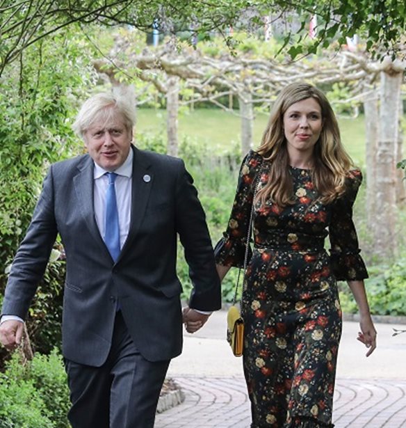 Carrie Symonds | &#x397; &#x3C3;&#x3CD;&#x3B6;&#x3C5;&#x3B3;&#x3BF;&#x3C2; &#x3C4;&#x3BF;&#x3C5; Boris Johnson &#x3BC;&#x3BF;&#x3B9;&#x3C1;&#x3AC;&#x3C3;&#x3C4;&#x3B7;&#x3BA;&#x3B5; &#x3BD;&#x3AD;&#x3B5;&#x3C2; &#x3C6;&#x3C9;&#x3C4;&#x3BF;&#x3B3;&#x3C1;&#x3B1;&#x3C6;&#x3AF;&#x3B5;&#x3C2; &#x3C4;&#x3B7;&#x3C2; &#x3BA;&#x3CC;&#x3C1;&#x3B7;&#x3C2; &#x3C4;&#x3BF;&#x3C5;&#x3C2;, Romy