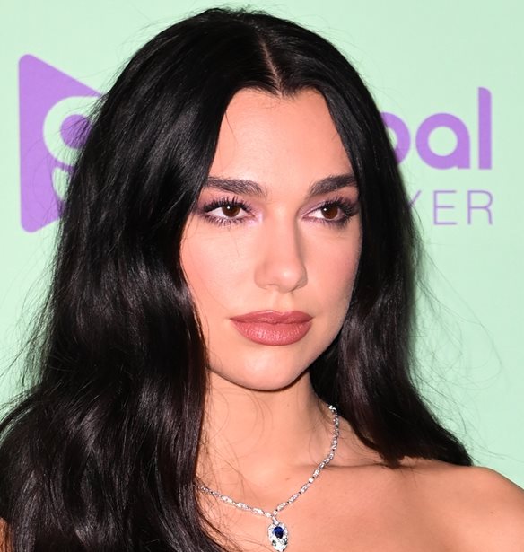 &#x3A0;&#x3BF;&#x3B9;&#x3BF;&#x3C2; Trevor Noah; &#x397; Dua Lipa &#x3AD;&#x3C7;&#x3B5;&#x3B9; &#x3BD;&#x3AD;&#x3BF; (&#x3BA;&#x3B1;&#x3B9; &#x3C0;&#x3BF;&#x3BB;&#x3CD; &#x3B4;&#x3B9;&#x3AC;&#x3C3;&#x3B7;&#x3BC;&#x3BF;) &#x3C3;&#x3CD;&#x3BD;&#x3C4;&#x3C1;&#x3BF;&#x3C6;&#x3BF;