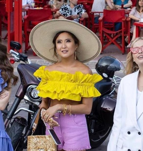 Lily Collins | &quot;&#x3A4;&#x3BF; Emily in Paris &#x3B5;&#x3C0;&#x3B9;&#x3BA;&#x3B5;&#x3BD;&#x3C4;&#x3C1;&#x3CE;&#x3BD;&#x3B5;&#x3C4;&#x3B1;&#x3B9; &#x3C3;&#x3C4;&#x3B7; &#x3B4;&#x3B9;&#x3B1;&#x3C6;&#x3BF;&#x3C1;&#x3B5;&#x3C4;&#x3B9;&#x3BA;&#x3CC;&#x3C4;&#x3B7;&#x3C4;&#x3B1; &#x3BC;&#x3C0;&#x3C1;&#x3BF;&#x3C3;&#x3C4;&#x3AC; &#x3BA;&#x3B1;&#x3B9; &#x3C0;&#x3AF;&#x3C3;&#x3C9; &#x3B1;&#x3C0;&#x3CC; &#x3C4;&#x3B9;&#x3C2; &#x3BA;&#x3AC;&#x3BC;&#x3B5;&#x3C1;&#x3B5;&#x3C2;&quot;