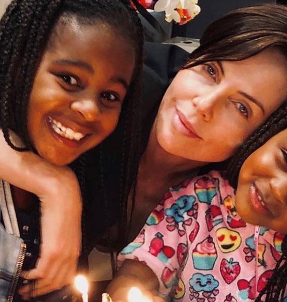 H &#x3C3;&#x3C0;&#x3AC;&#x3BD;&#x3B9;&#x3B1; &#x3C6;&#x3C9;&#x3C4;&#x3BF;&#x3B3;&#x3C1;&#x3B1;&#x3C6;&#x3AF;&#x3B1; &#x3C4;&#x3B7;&#x3C2; Charlize Theron &#x3BC;&#x3B5; &#x3C4;&#x3B7;&#x3BD; &#x3BA;&#x3CC;&#x3C1;&#x3B7; &#x3C4;&#x3B7;&#x3C2;, August