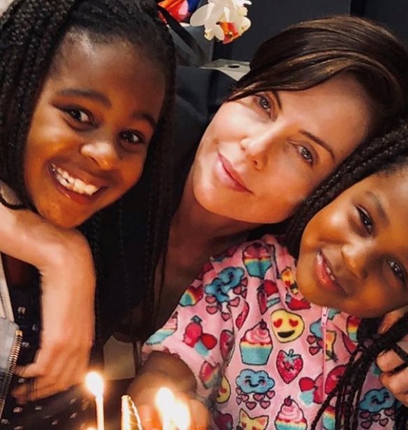 Charlize Theron | &#x393;&#x3B9;&#x3B1;&#x3C4;&#x3AF; &#x3BF;&#x3B9; &#x3BA;&#x3CC;&#x3C1;&#x3B5;&#x3C2; &#x3C4;&#x3B7;&#x3C2; &#x3B4;&#x3B5;&#x3BD; &#x3B8;&#x3AD;&#x3BB;&#x3BF;&#x3C5;&#x3BD; &#x3BD;&#x3B1; &#x3BA;&#x3AC;&#x3BD;&#x3B5;&#x3B9; &#x3B1;&#x3BB;&#x3BB;&#x3B1;&#x3B3;&#x3AD;&#x3C2; &#x3C3;&#x3C4;&#x3B1; &#x3BC;&#x3B1;&#x3BB;&#x3BB;&#x3B9;&#x3AC; &#x3C4;&#x3B7;&#x3C2;;