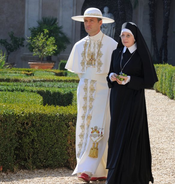 &#x3A4;&#x3B1; &#x3BA;&#x3CC;&#x3BA;&#x3BA;&#x3B9;&#x3BD;&#x3B1; &#x3C0;&#x3B1;&#x3C0;&#x3BF;&#x3CD;&#x3C4;&#x3C3;&#x3B9;&#x3B1; &#x3C4;&#x3BF;&#x3C5; Jude Law &#x3C3;&#x3C4;&#x3BF; Young Pope &#x3BB;&#x3AD;&#x3BD;&#x3B5; &#x3BC;&#x3B9;&#x3B1; &#x3B9;&#x3C3;&#x3C4;&#x3BF;&#x3C1;&#x3AF;&#x3B1; &#x3B1;&#x3C0;&#x3CC; &#x3BC;&#x3CC;&#x3BD;&#x3B1; &#x3C4;&#x3BF;&#x3C5;&#x3C2;