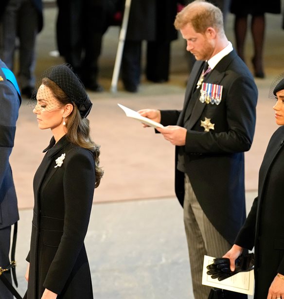 Meghan Markle &#x2013; Kate Middleton | &#x397; &#x3C3;&#x3C4;&#x3B9;&#x3B3;&#x3BC;&#x3AE; &#x3C0;&#x3BF;&#x3C5; &#x3C3;&#x3C4;&#x3AC;&#x3B8;&#x3B7;&#x3BA;&#x3B1;&#x3BD; &#x3B4;&#x3AF;&#x3C0;&#x3BB;&#x3B1;- &#x3B4;&#x3AF;&#x3C0;&#x3BB;&#x3B1; &#x3C3;&#x3C4;&#x3B7;&#x3BD; &#x3BA;&#x3B7;&#x3B4;&#x3B5;&#x3AF;&#x3B1; &#x3C4;&#x3B7;&#x3C2; &#x3B2;&#x3B1;&#x3C3;&#x3AF;&#x3BB;&#x3B9;&#x3C3;&#x3C3;&#x3B1;&#x3C2; &#x395;&#x3BB;&#x3B9;&#x3C3;&#x3AC;&#x3B2;&#x3B5;&#x3C4;