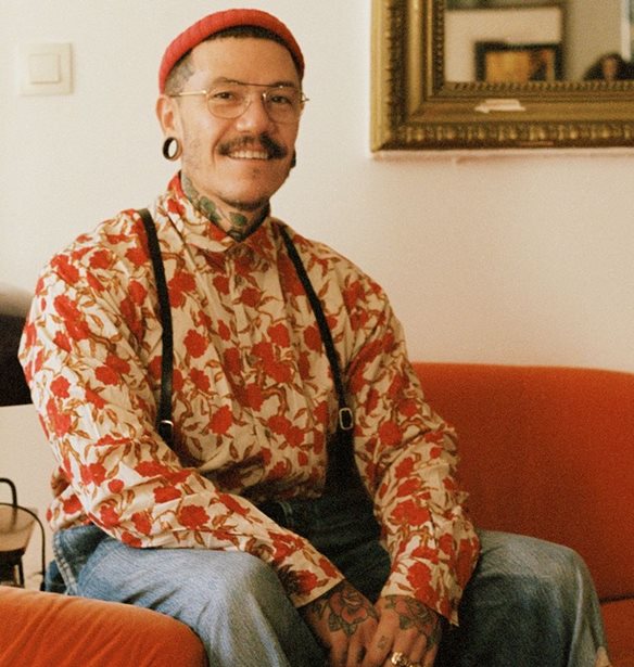 Moschino | &#x39D;&#x3AD;&#x3BF;&#x3C2; creative director o Adrian Appiolaza