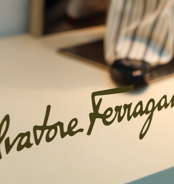 &#x39F; &#x3BF;&#x3AF;&#x3BA;&#x3BF;&#x3C2; Salvatore Ferragamo &#x3BA;&#x3C5;&#x3BA;&#x3BB;&#x3BF;&#x3C6;&#x3BF;&#x3C1;&#x3B5;&#x3AF; &#x3C3;&#x3B5;&#x3B9;&#x3C1;&#x3AC; podcast &#x3B3;&#x3B9;&#x3B1; &#x3C4;&#x3B7; &#x3B6;&#x3C9;&#x3AE; &#x3C4;&#x3BF;&#x3C5; &#x3B9;&#x3B4;&#x3C1;&#x3C5;&#x3C4;&#x3AE; &#x3C4;&#x3B7;&#x3C2;