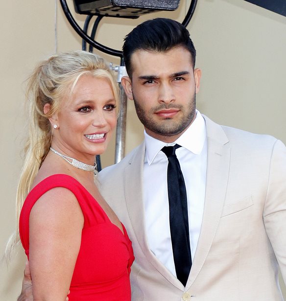 Britney Spears | &#x3A0;&#x3B1;&#x3BD;&#x3C4;&#x3C1;&#x3B5;&#x3CD;&#x3B5;&#x3C4;&#x3B1;&#x3B9; &#x3C3;&#x3AE;&#x3BC;&#x3B5;&#x3C1;&#x3B1; &#x3BC;&#x3B5; &#x3C4;&#x3BF;&#x3BD; Sam Asghari;
