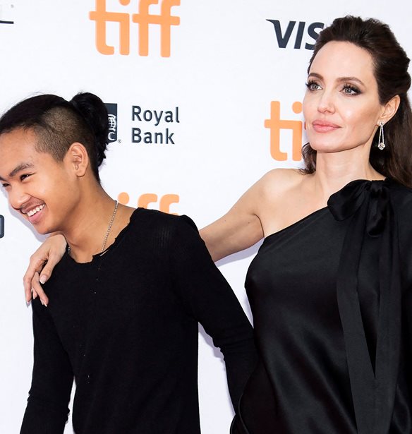 Angelina Jolie | &#x39D;&#x3AD;&#x3B1; &#x3C3;&#x3C4;&#x3BF;&#x3B9;&#x3C7;&#x3B5;&#x3AF;&#x3B1; &#x3B5;&#x3B9;&#x3BA;&#x3AC;&#x3B6;&#x3BF;&#x3C5;&#x3BD; &#x3C0;&#x3C9;&#x3C2; &#x3B7; &#x3C5;&#x3B9;&#x3BF;&#x3B8;&#x3B5;&#x3C3;&#x3AF;&#x3B1; &#x3C4;&#x3BF;&#x3C5; Maddox &#x3AE;&#x3C4;&#x3B1;&#x3BD; &#x3C0;&#x3B1;&#x3C1;&#x3AC;&#x3BD;&#x3BF;&#x3BC;&#x3B7;
