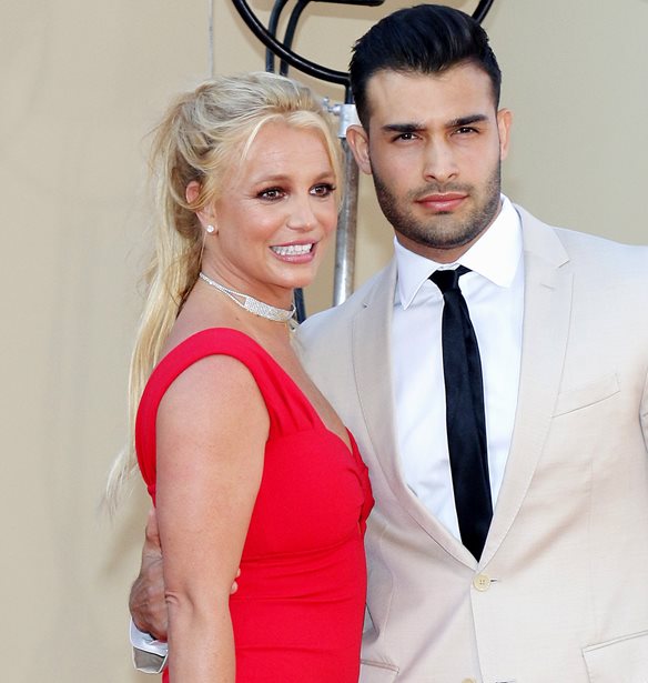 &#x3A0;&#x3B1;&#x3BD;&#x3C4;&#x3C1;&#x3B5;&#x3CD;&#x3C4;&#x3B7;&#x3BA;&#x3B5; &#x3BA;&#x3C1;&#x3C5;&#x3C6;&#x3AC; &#x3B7; Britney Spears;